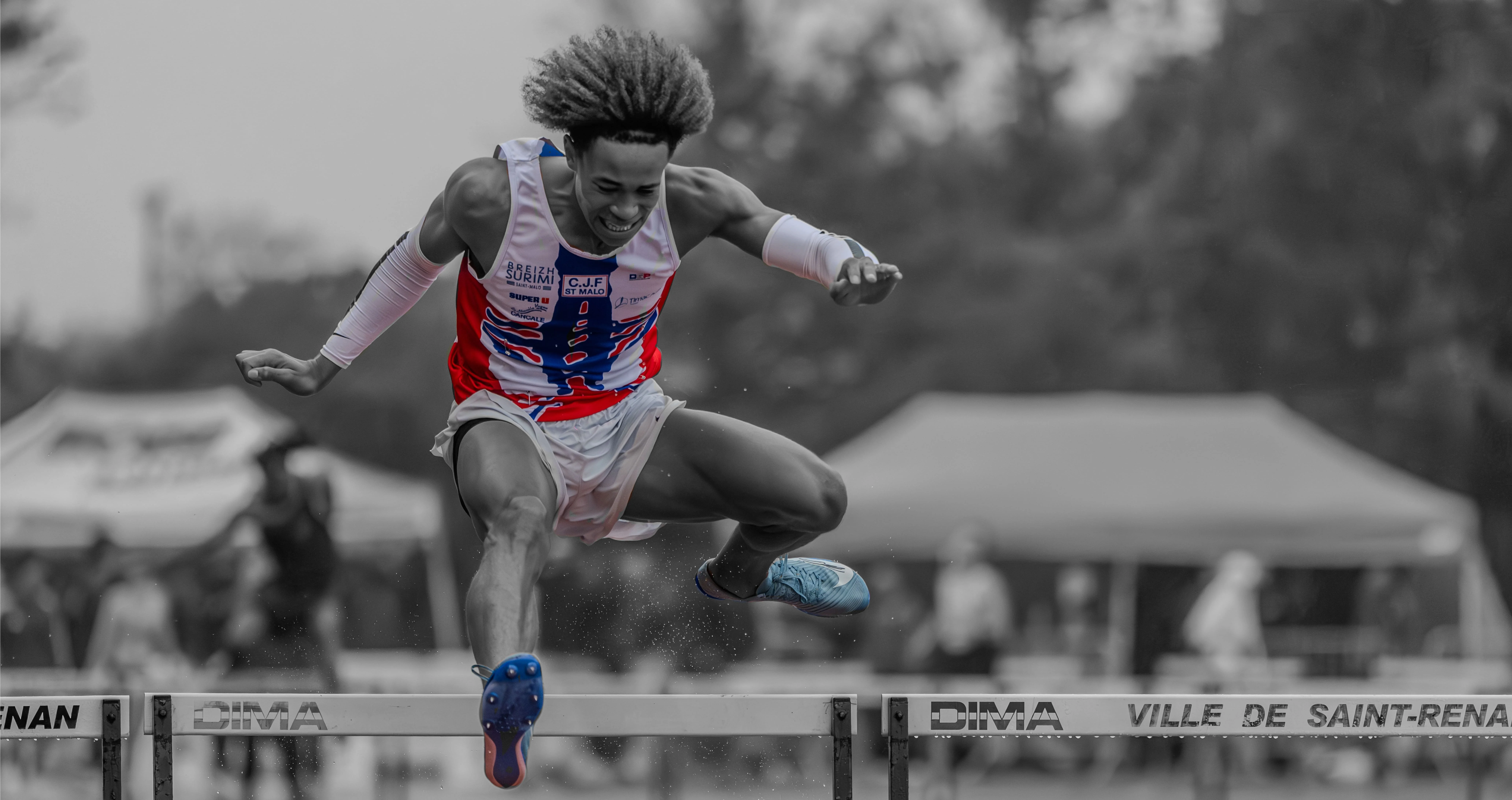 Athlète en pleine course sur une piste